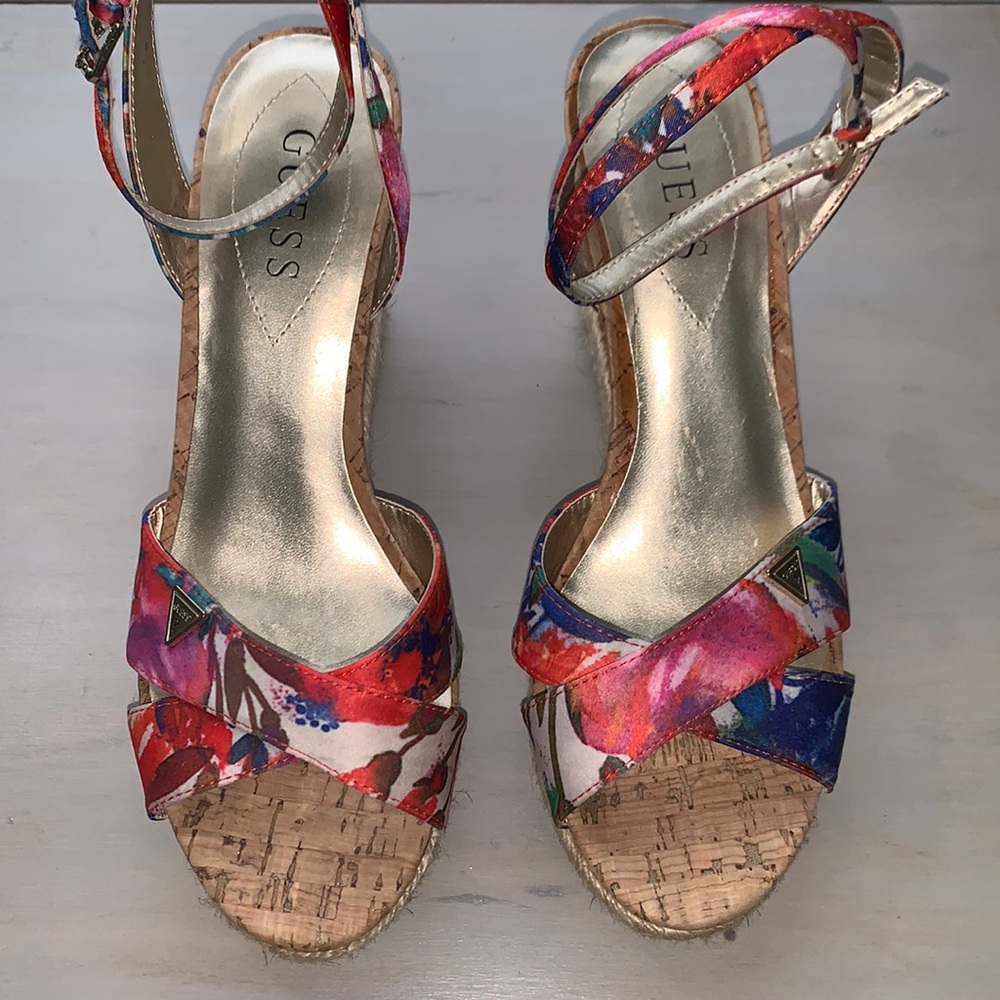 Guess wedge floral sandals size 8.5 in very good condition